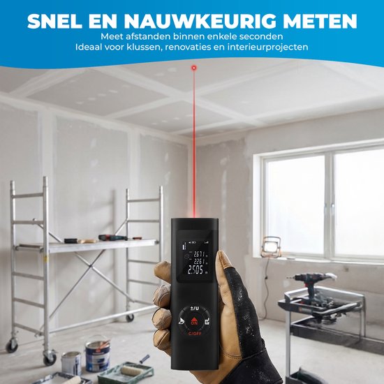 Hand met werkhandschoen houdt zwarte laser afstandsmeter vast in een ruimte die wordt verbouwd, met een rode laserstraal gericht op het plafond.