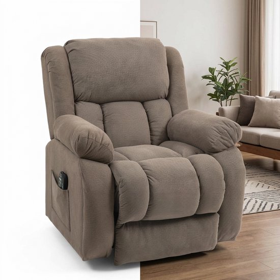 Bruine relaxfauteuil, deels op een witte achtergrond en deels in een woonkamer met meubels.