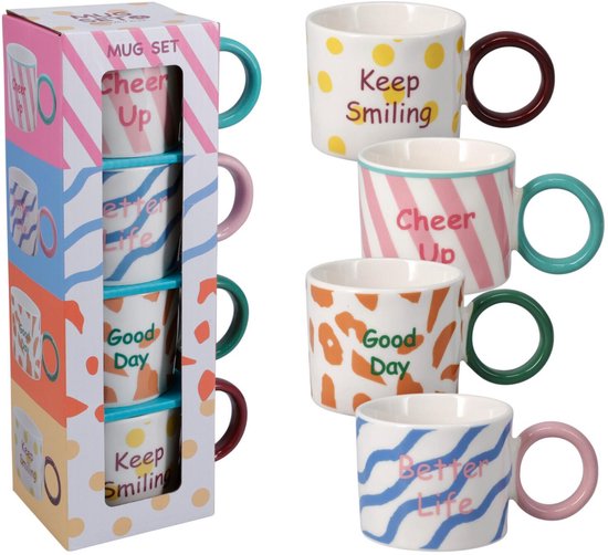 Set van vier mokken met cirkelvormige handvatten. Eén met gele stippen en 'Keep Smiling', één met roze en witte strepen en 'Cheer Up', één met oranje vlekken en 'Good Day', één met blauwe golven en 'Better Life'.