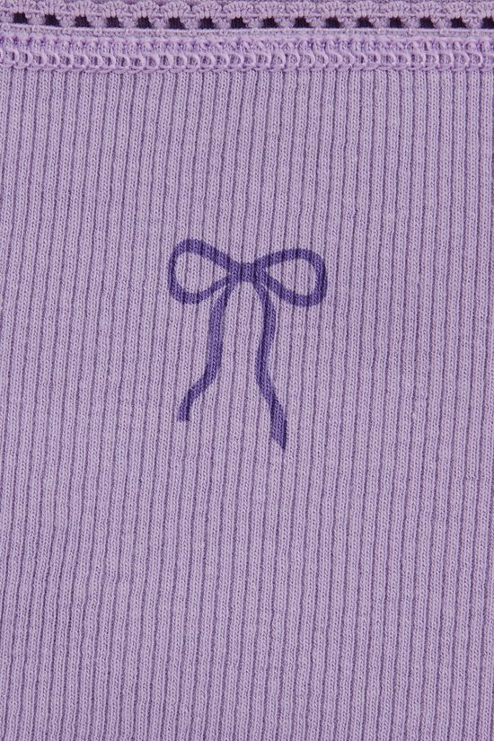 Lila onderbroek met verticale ribbels en een paarse strikprint aan de voorkant.