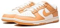 Witte Nike Dunk Low sneakers met lichtbruine leren overlays, een paar schoenen.