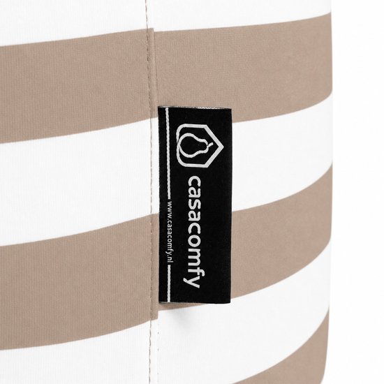 Detail van het casacomfy label op een bruin-witte gestreepte poef.