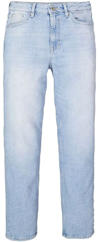 Een lichtblauwe mom fit jeans, recht van voren gefotografeerd.