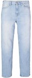 Een lichtblauwe mom fit jeans, recht van voren gefotografeerd.