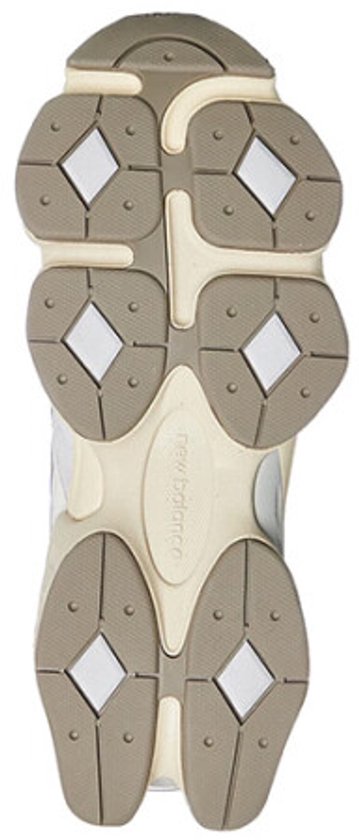 Zool van een New Balance sneaker met beige en bruine ruitvormige noppen.