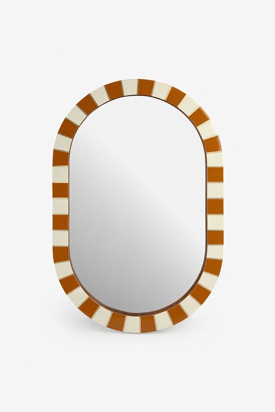 Ovale spiegel met een bruin-witte geblokte rand, met een houten omlijsting.