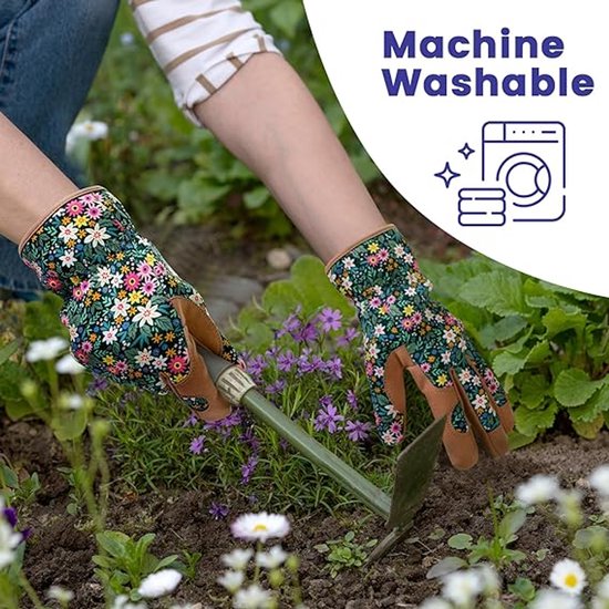 Vrouw draagt bloemenhandschoenen en onkruid in de tuin met een schoffel. Machine Wasbaar.