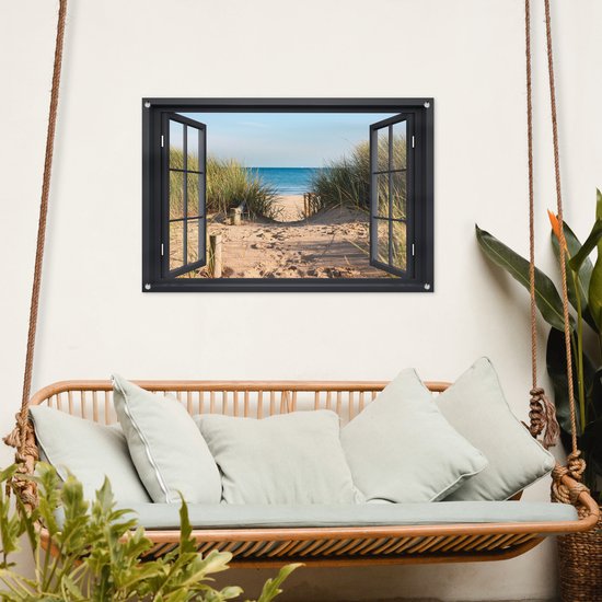 Decoratieve poster met een open raam dat uitkijkt op een zonnig strand met duinen en de zee.