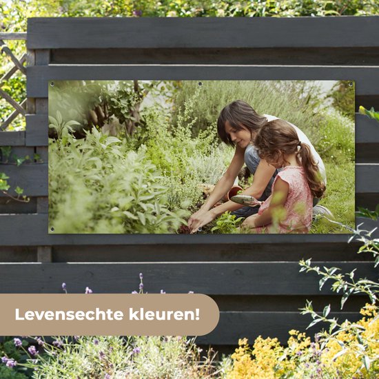 Décoration murale extérieur Mère et fille plantant ensemble dans le jardin - 160x80 cm - Toile jardin - Affiche extérieure.