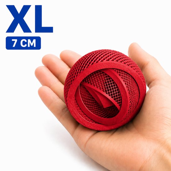 XL rode fidget bal van 7 cm rustend in een open hand, met een gedetailleerd, gestructureerd oppervlak.