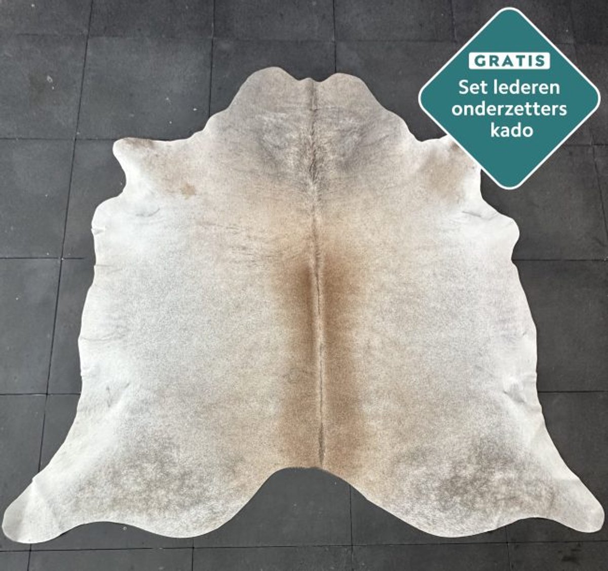 Champagne grijs koeienhuid vloerkleed - Koeienkleed tapijt beige grijze koeienvel - dierenhuid dierenvel lichtbruin koehuid tapijt woonkamer