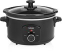 Zwarte slowcooker met glazen deksel, gevuld met stoofpot.