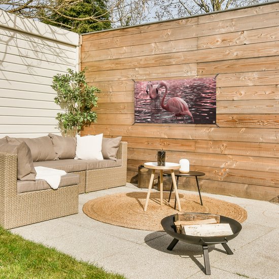 Tuinposter 80x40 cm - Tuindecoratie Een groep flamingo's staat in het water - Poster voor in de tuin - Buiten decoratie - Schutting tuinschilderij - Tuindoek muurdecoratie - Wanddecoratie balkondoek