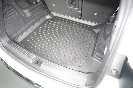 Zwarte kofferbakmat met ruitvormig profiel, geplaatst in een auto.