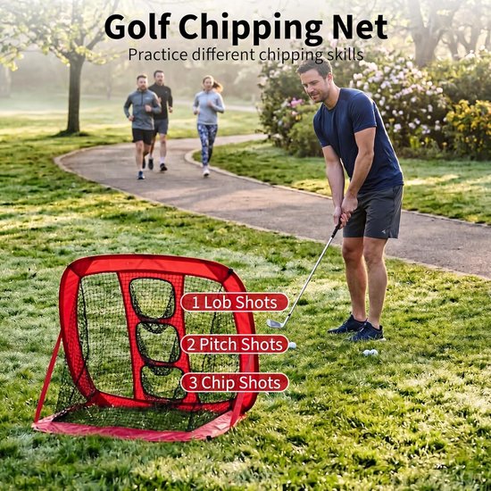 Man slaat golfbal in een rood golf chipping net in een park. "Golf Chipping Net"