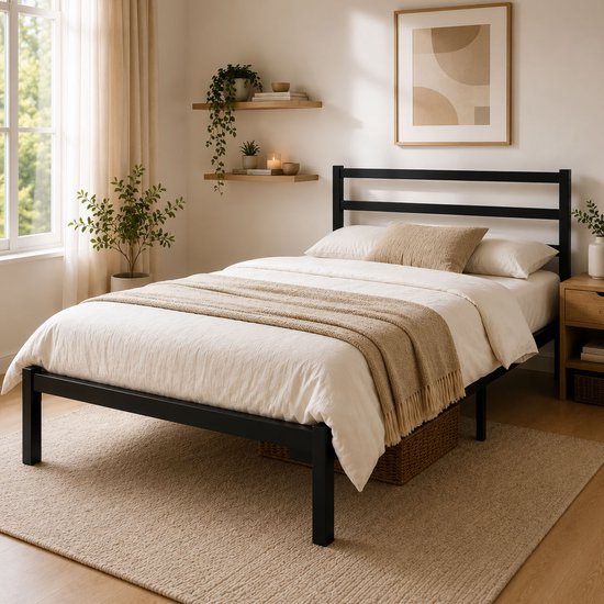 Zwart metalen bedframe met lattenbodem, opgemaakt met wit beddengoed en een beige plaid.