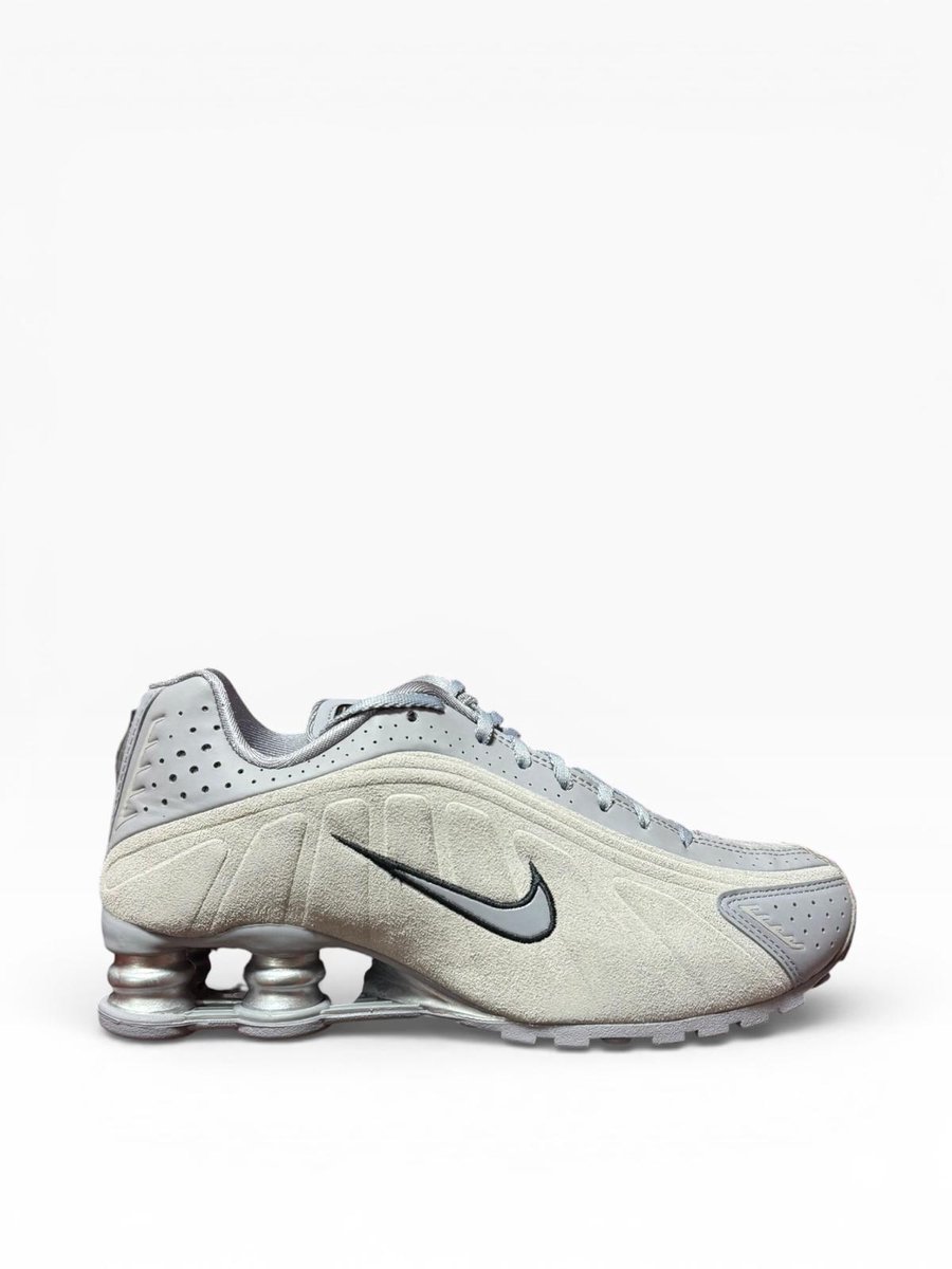 Nike Shox R4 Sneakers Cement Grijs