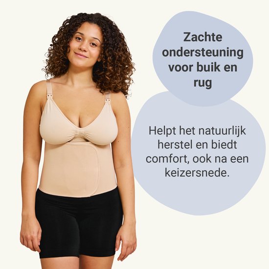 Een vrouw met krullend haar draagt een beige buikband met zwarte shorts en een beige beha. De tekst vermeldt 'Zachte ondersteuning voor buik en rug'.