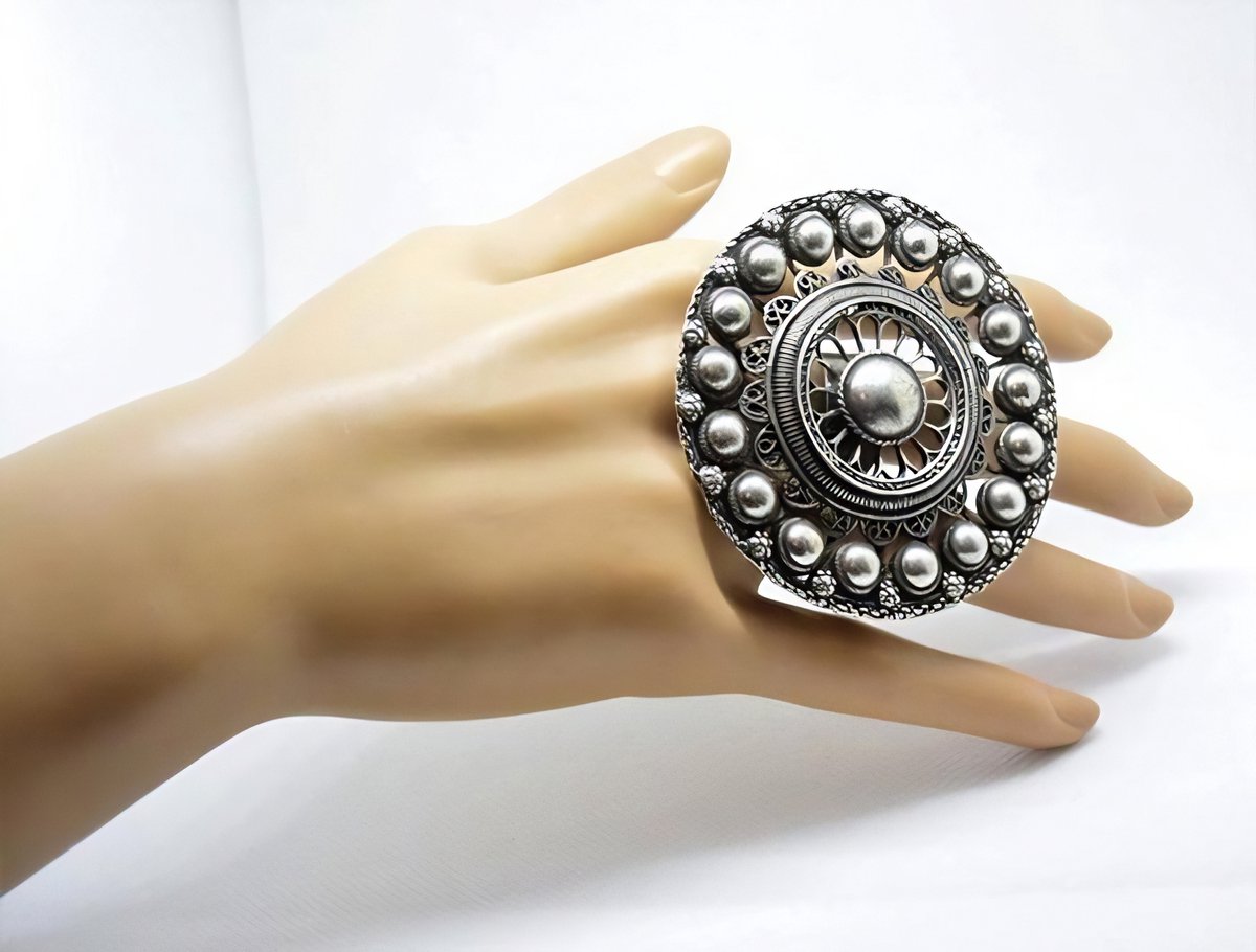 Zeeuws Meisje - Ring - Extravagante uitzonderlijk grote, Zeeuwse knop filigrain allergrootste statement ring 7 cm doorsnede, zwaar verzilverd, past altijd. Opvallend