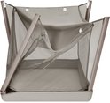 Opgevouwen grijs reisbedje met metalen frame en gaas.