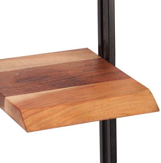 Close-up van een houten plank met verschillende houtkleuren en een zwart metalen frame.
