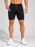 Mannequin portant un short de sport noir, plaçant un téléphone dans la poche latérale. Baskets blanches sportives.