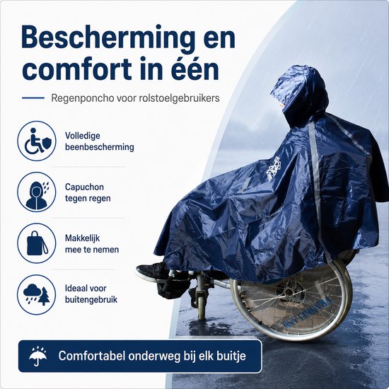 Vrouw in rolstoel met donkerblauwe regenponcho, capuchon, reflecterende strepen. Tekst: "Bescherming en comfort in één".