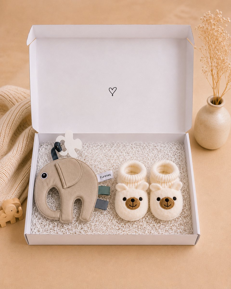 Blijeitje - Kraamcadeau jongen meisje - Gender reveal jongen & meisje – Unisex babycadeau giftbox met slofjes en knuffel