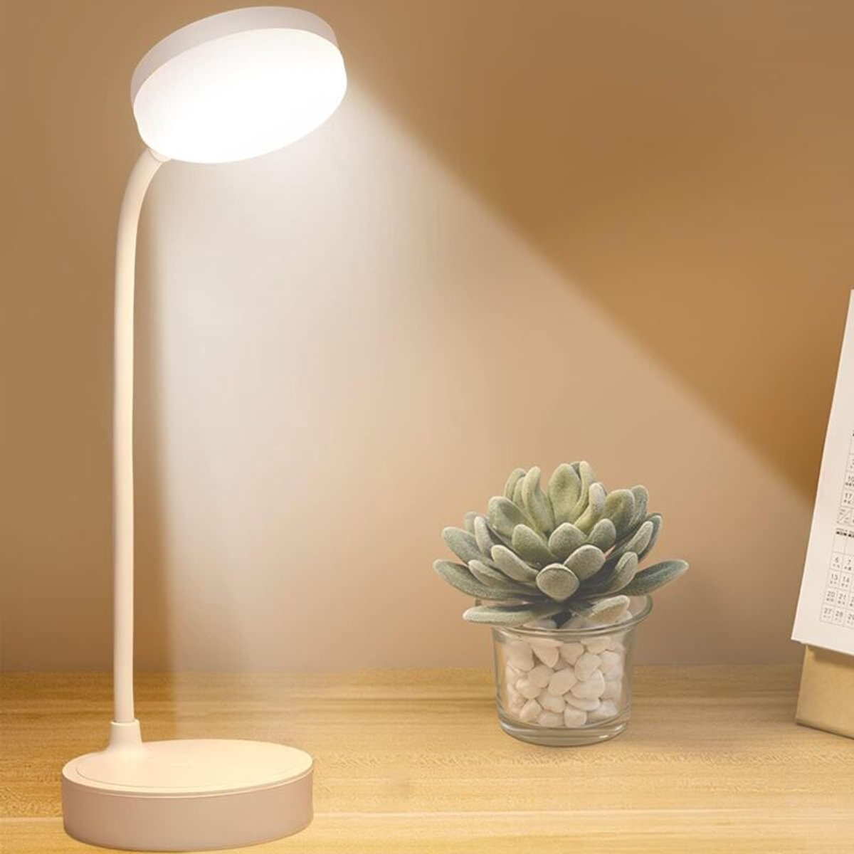 Deze kleine, oplaadbare bureaulamp geschikt voor USB-aansluiting heeft drie kleurstanden, een instelbare helderheid ter bescherming van uw ogen en is geschikt voor studeren, lezen en schrijven.