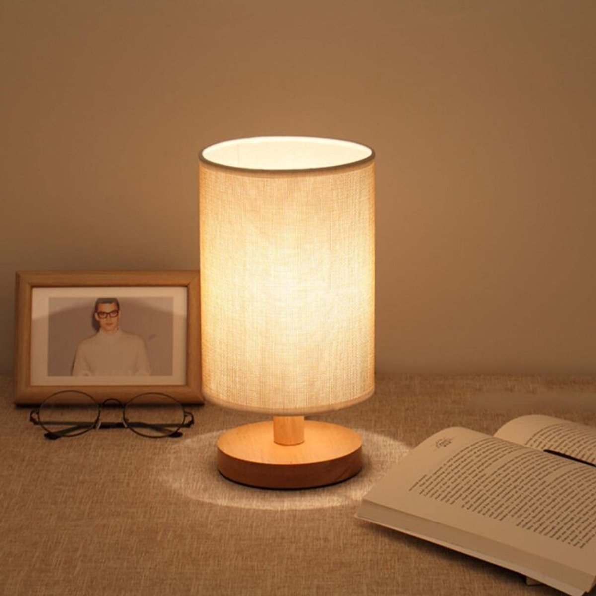 Deze fraai vormgegeven nachtlamp heeft een vierkante houten voet en een stoffen lampenkap, waardoor een unieke en warme sfeer ontstaat in slaapkamers, woonkamers, hotels, cafés en andere ruimtes.