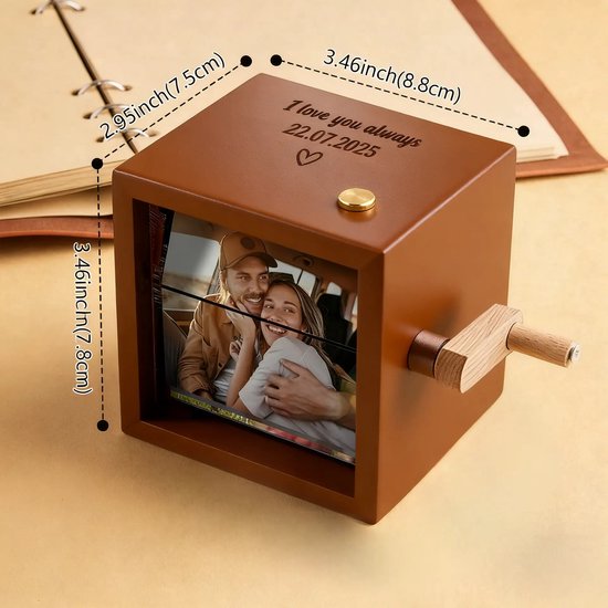 Houten fotoflipbook met handvat, foto van een stel, tekst "I love you always 22.07.2025" en afmetingen.