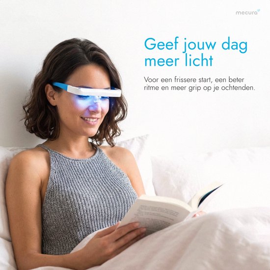 Vrouw leest in bed met lichttherapiebril, witte bril met blauwe accenten en blauw licht.
