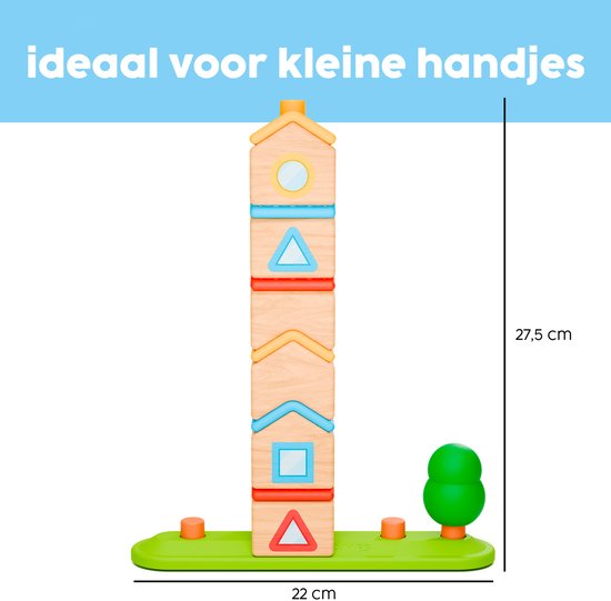 Hoge toren van houten huisjes op groen speelbord, met boom. Hoogte 27,5 cm, breedte 22 cm. Tekst: groeit met je mee.