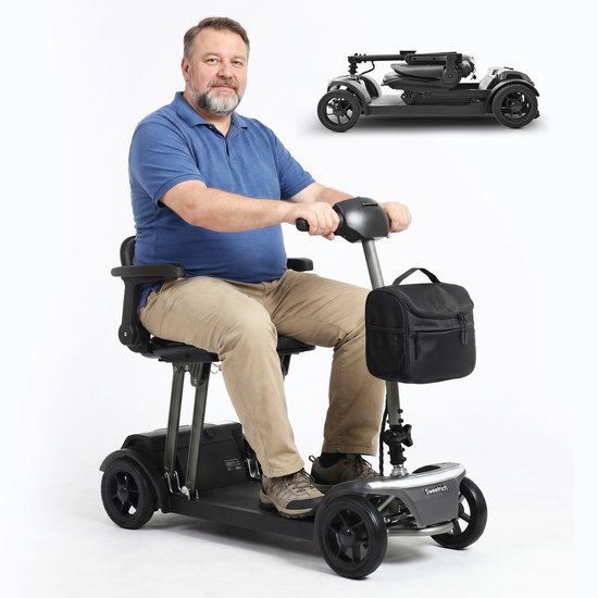 Man op grijze scootmobiel met opvouwbare functie, witte achtergrond.