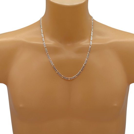 Zilverkleurige Figaro ketting gedragen op een mannequin, op een witte achtergrond.