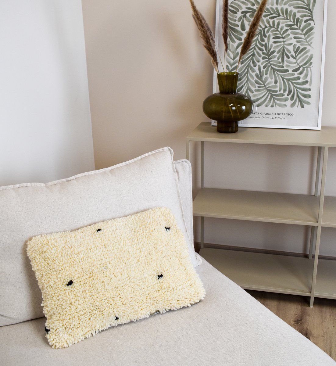 Poufs&Pillows - Fluffy wit kussen - Handgemaakt - vervaardigd uit wol - gestippeld kussen - 55 x 35 cm