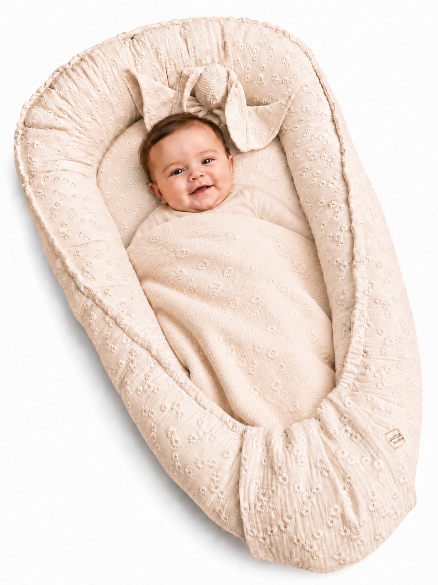 Handgemaakte babynestje broderie ecru