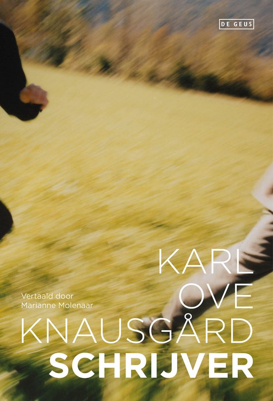 Boek "Mijn strijd 5 - Schrijver" met op de voorkant een wazige foto van twee personen die door een grasveld rennen. De titel "Karl Ove Knausgård Schrijver" staat groot op de voorkant.