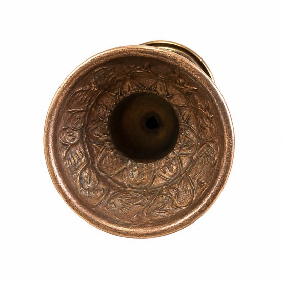 Bovenafgebeelde, ingedrukte, koperen schaal van een Tibetaanse boterlamp.