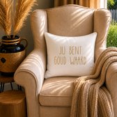 Sierkussen Kussen met tekst bedrukt cadeau | jij bent goud waard | wit met opdruk goud met vulling | 50x50cm | opa oma mama papa juf meester bedanken collega vriendin juffendag vaderdag moederdag verjaardag man vrouw sinterklaas kerstmis woonkamer