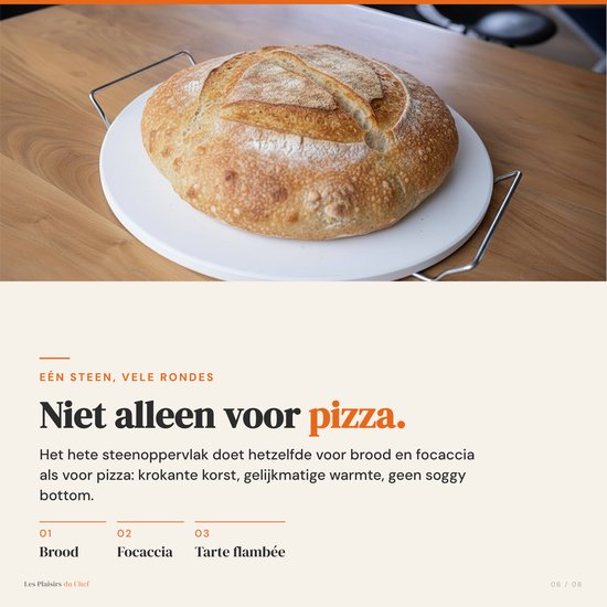 Goudbruin gebakken rond brood met een gekartelde korst op een witte steen.