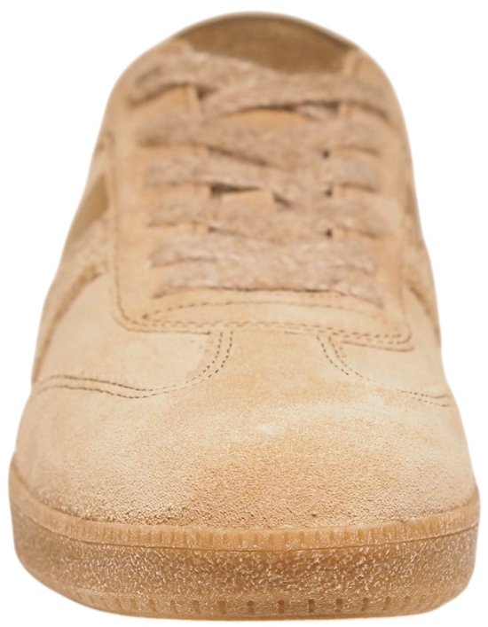 Vooraanzicht van een zandkleurige Gabor sneaker met beige veters en een subtiele gouden streep.
