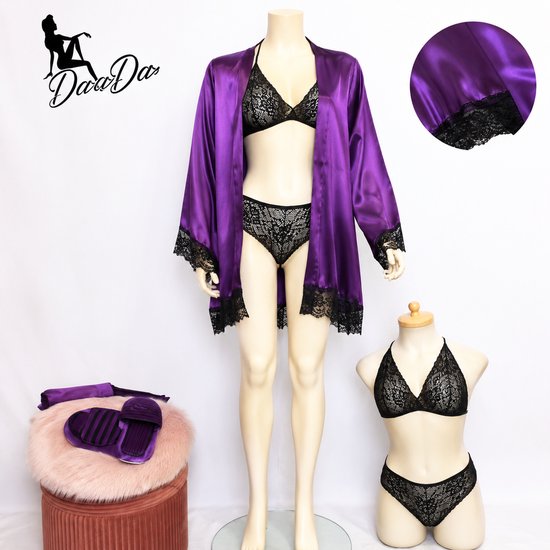 Paarse satijnen kimono met zwarte kanten zoom, gedragen over zwarte kanten lingerie. Close-up van de kanten zoom. Ook zwarte kanten lingerie op pop.