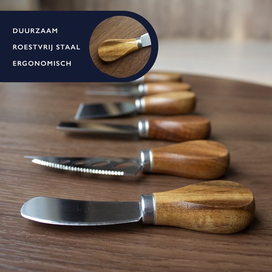 Drie kaasmessen met ergonomisch acaciahouten handvat en roestvrijstalen lemmet, liggend op een houten ondergrond.