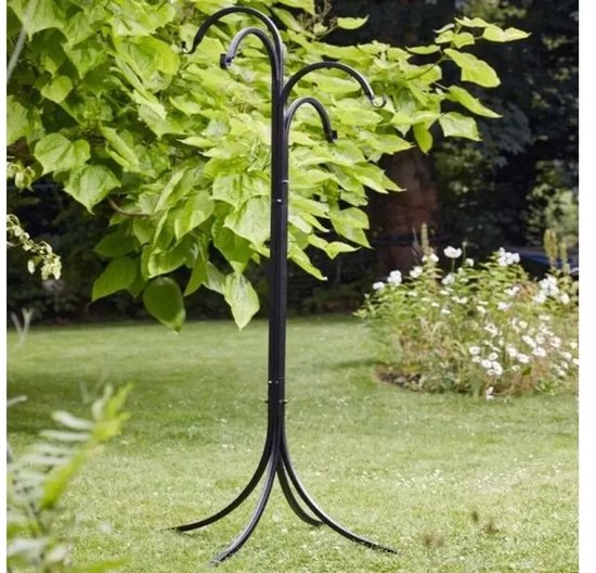 Zwarte metalen standaard met een stevige voet en vier gebogen haken voor vogelvoederhuisjes.