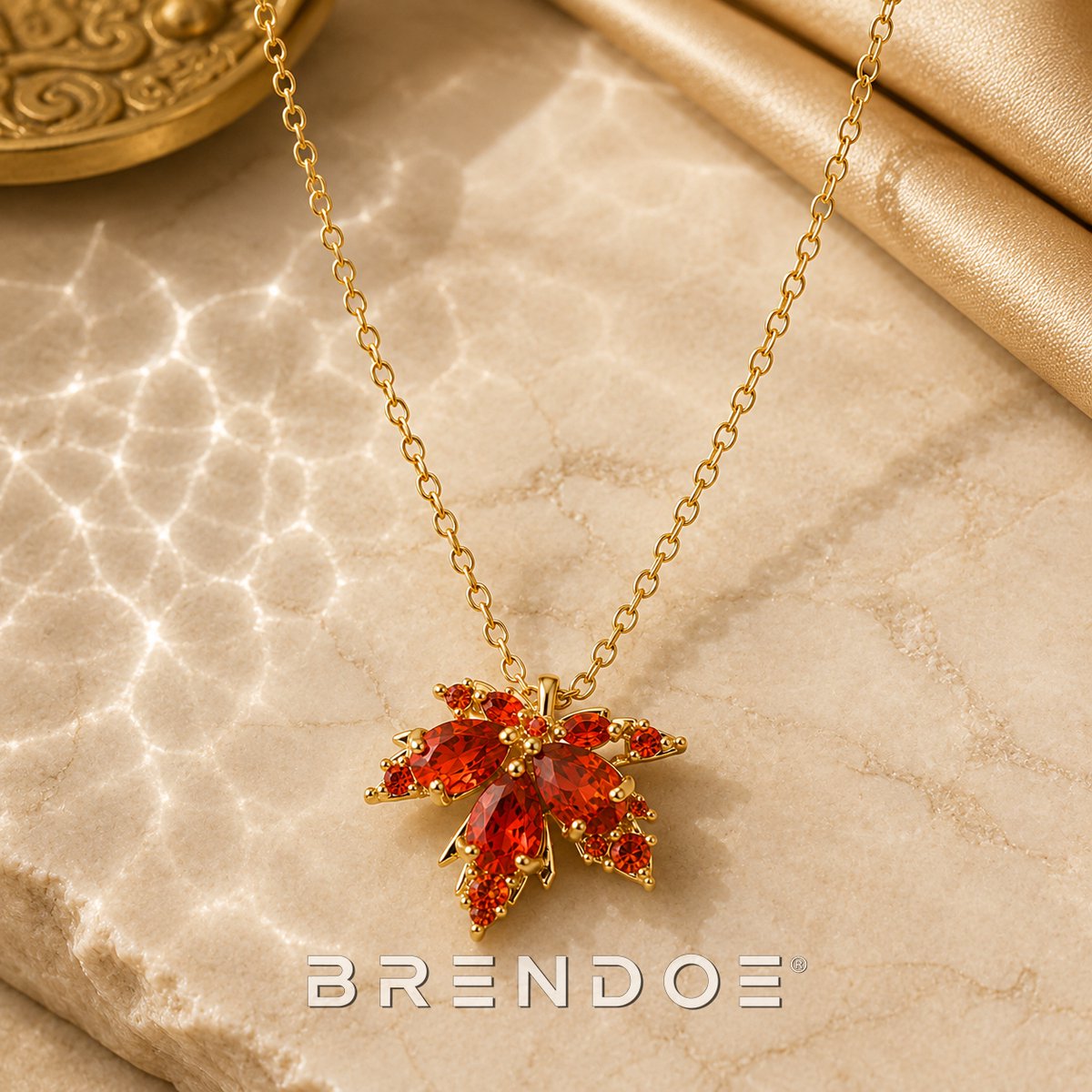 Brendoe Goudkleurige Esdoornblad Ketting Dames – Ketting met Oranje Rode Hanger – RVS Ketting met Strass