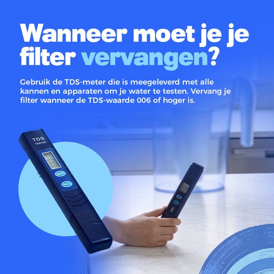Een hand houdt een zwarte TDS-meter vast, met een waterkan op de achtergrond.