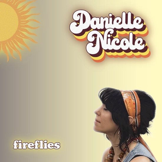 Vrouw met haar ogen dicht en een sjaal in haar haar, met de tekst 'fireflies' en 'Danielle Nicole' op een zonnige achtergrond.