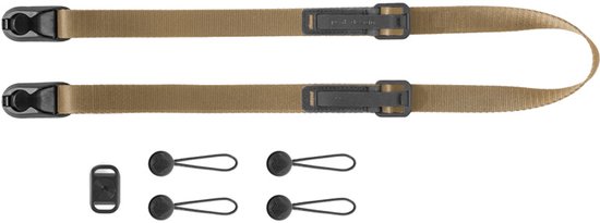Beige camerariem met zwarte gespen en bevestigingsonderdelen, geïsoleerd op witte achtergrond.