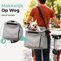 Een man fietst met een Franse buldog in een grijze fietsmand. Tekst "Makkelijk Op Weg".